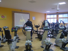 Fitnessanlage mit Tennishalle